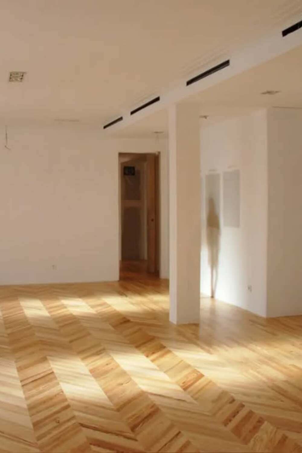 Vivienda reformada con suelo de tarima punta hungría