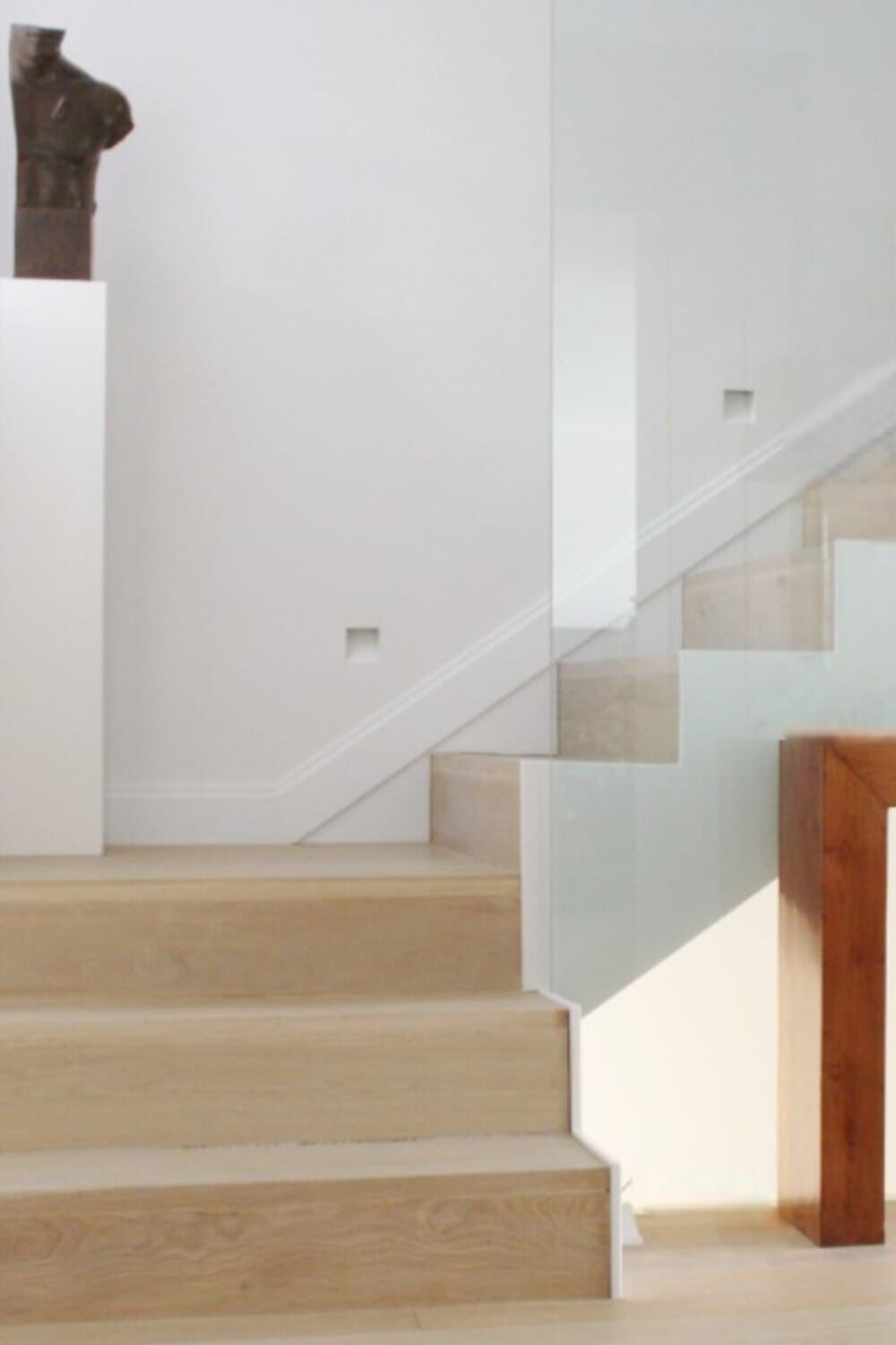 Impacto de escalera moderna en un espacio