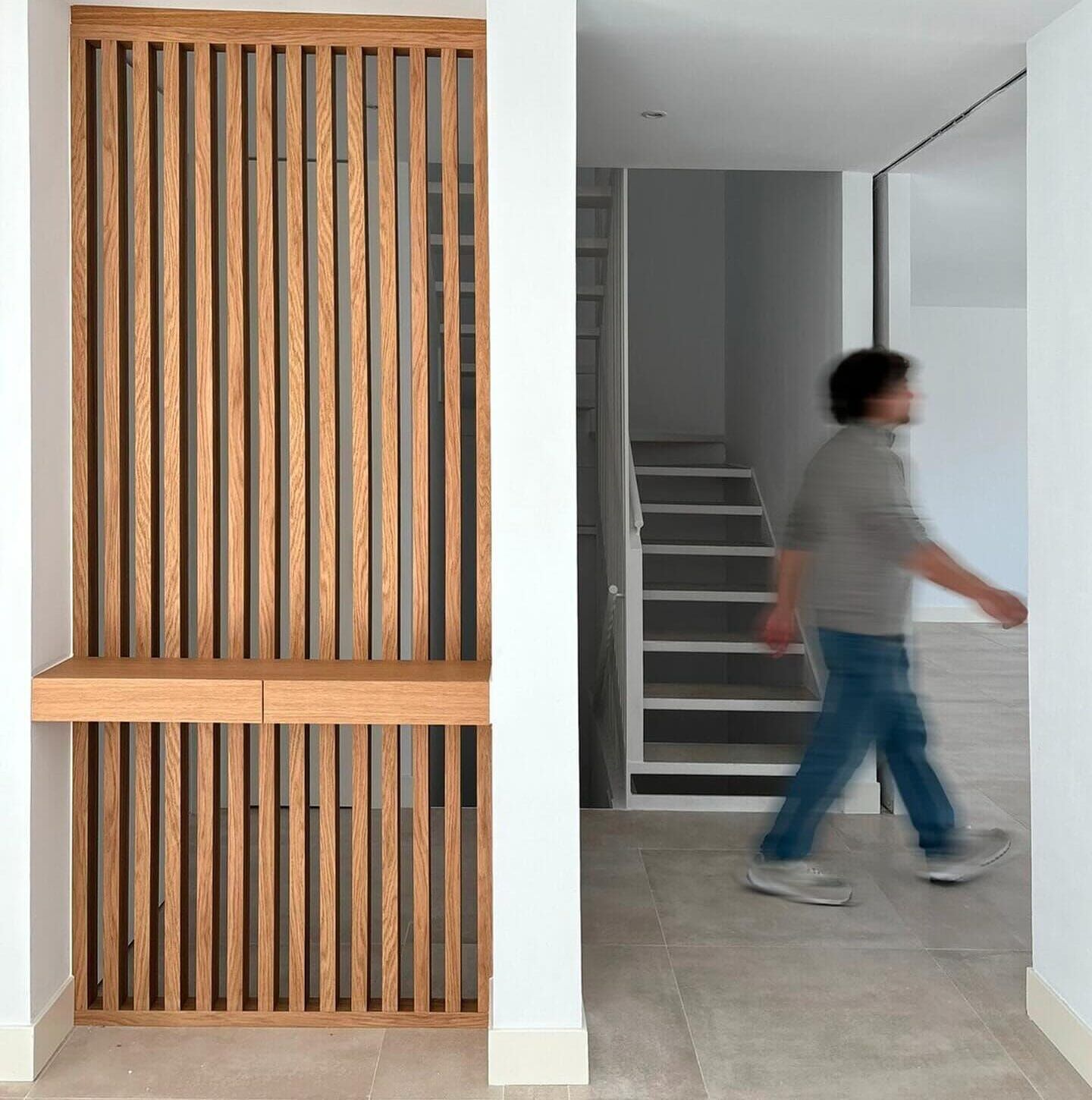 Escalera y celosía de madera