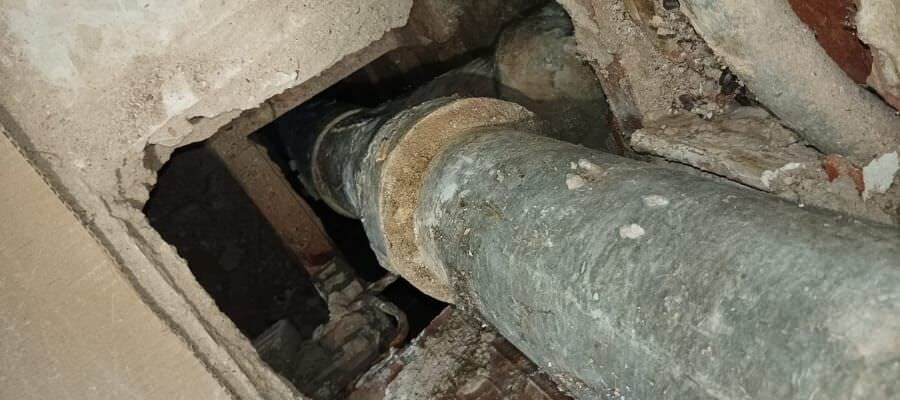 Bajante de uralita deteriorada en vivienda