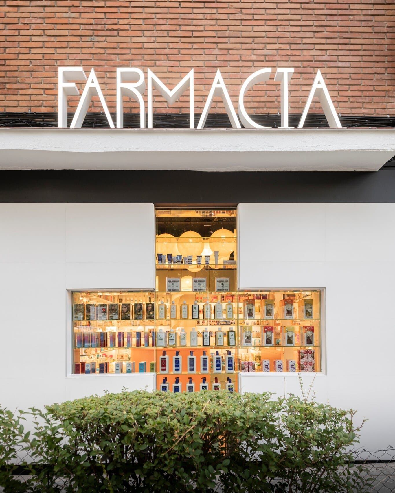 Fachada moderna de farmacia iluminada