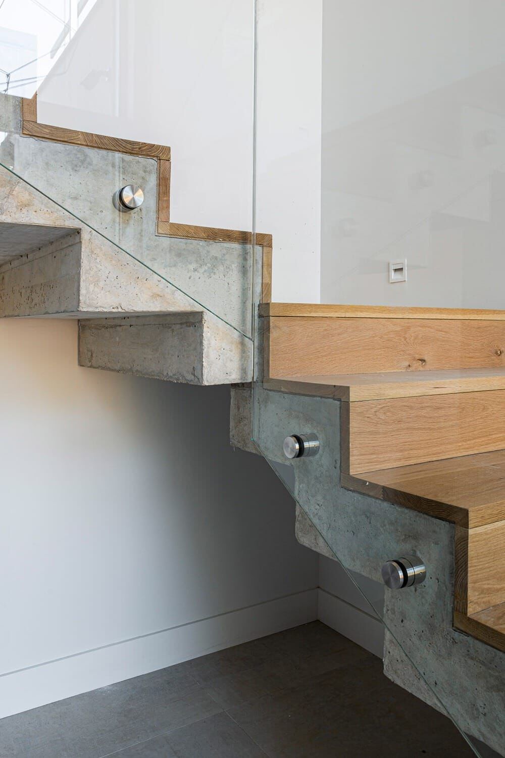 ¿Cómo elegir el material adecuado para una escalera duradera?