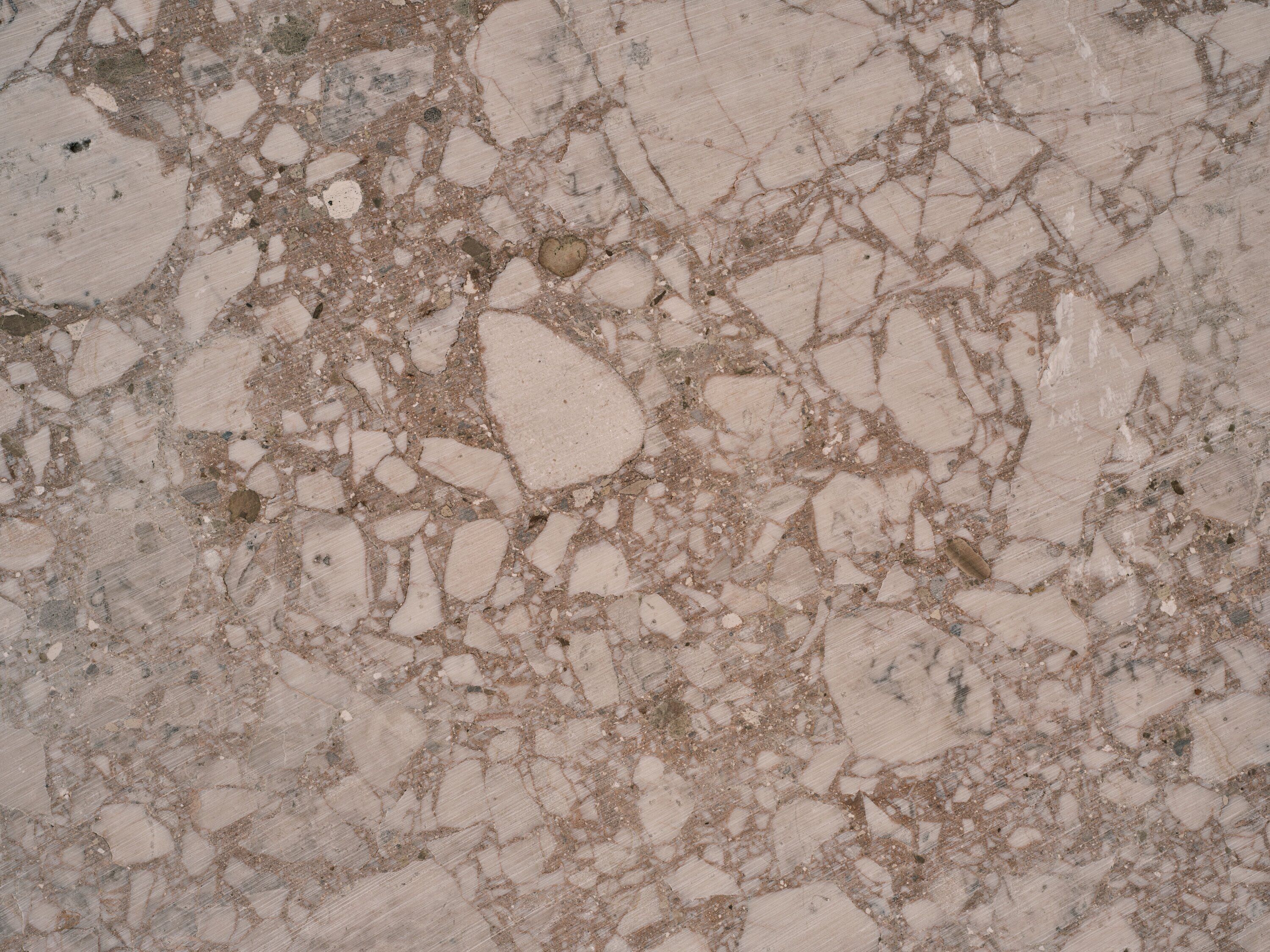 Textura mineral de mármol brechado en tonos crema